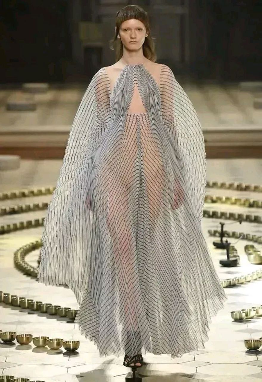 说实话,这件衣服还是挺有设计感的,穿了这么多,又好像什么都没穿,让人
