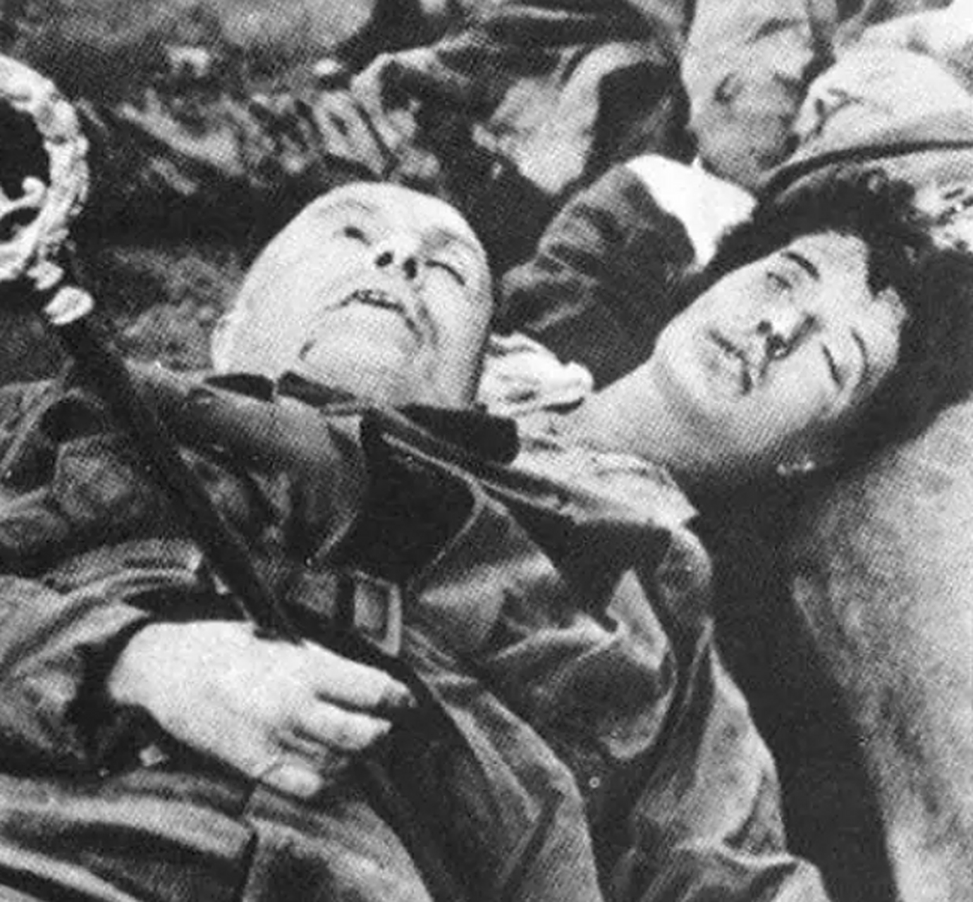 她20岁成了墨索里尼的情人,她长相妩媚,墨索里尼对她一见钟情,她就是