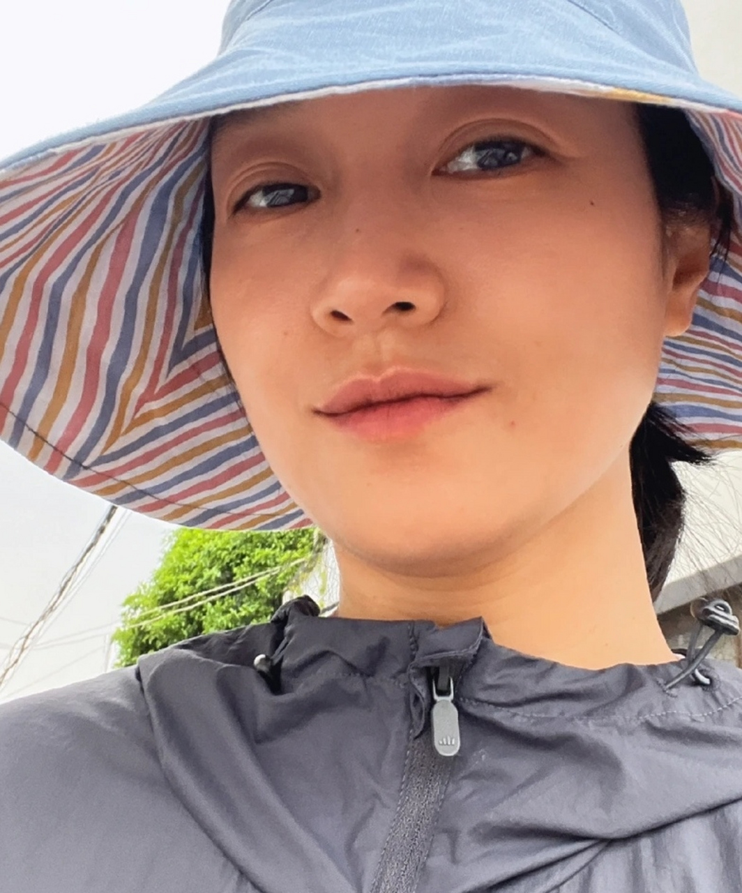 朱丹晒素颜照显老了,她的双眼皮变得越来越宽,也侧面证明脸上的皮肤