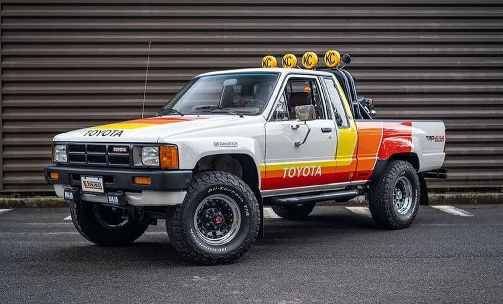 丰田海拉克斯hilux 1985,第一代海拉克斯单排皮卡,上面还附赠一辆1978