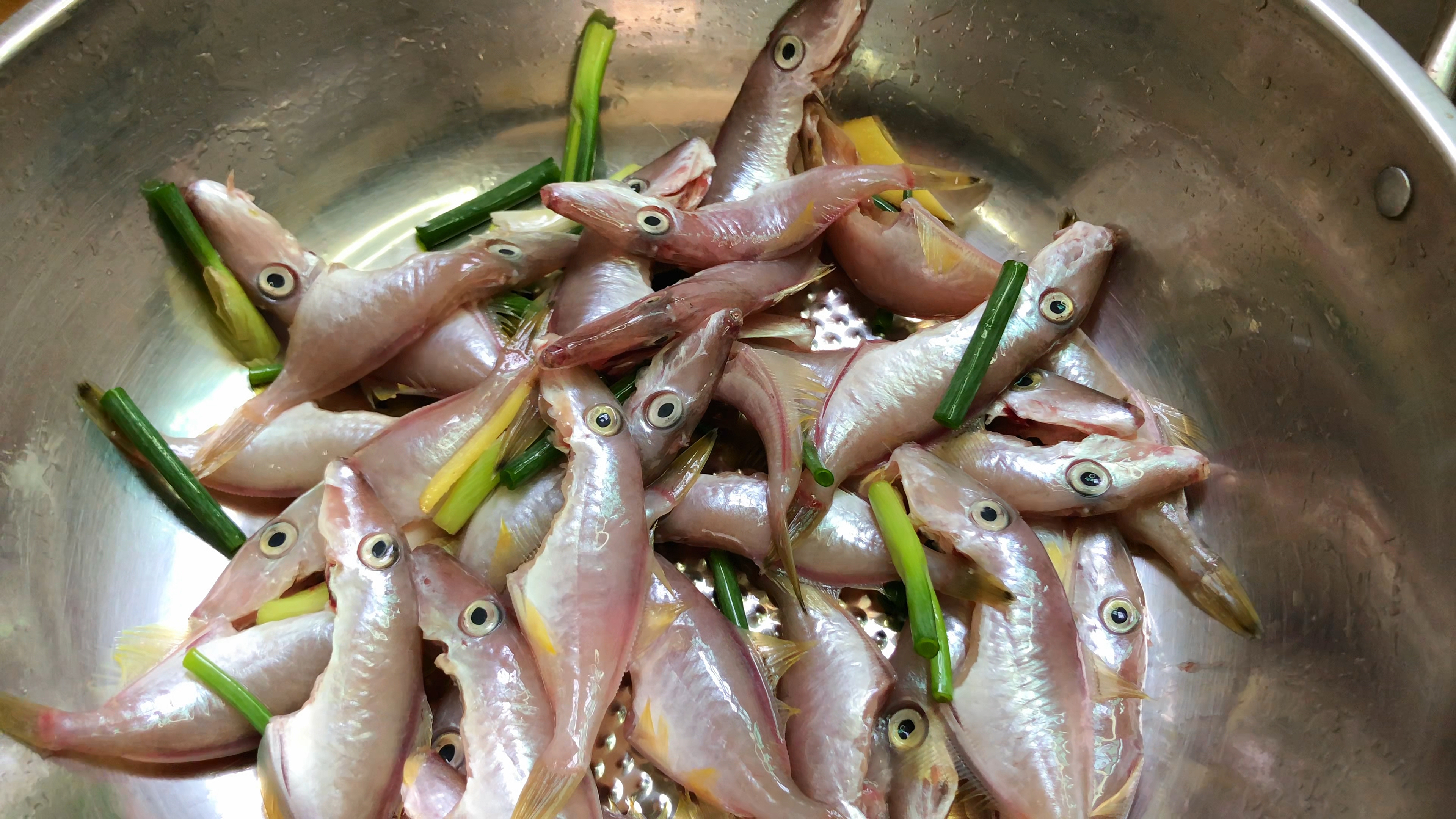 刚开海,最近市场剥皮鱼很多,大厨教你蒜香迪仔鱼,干香下酒