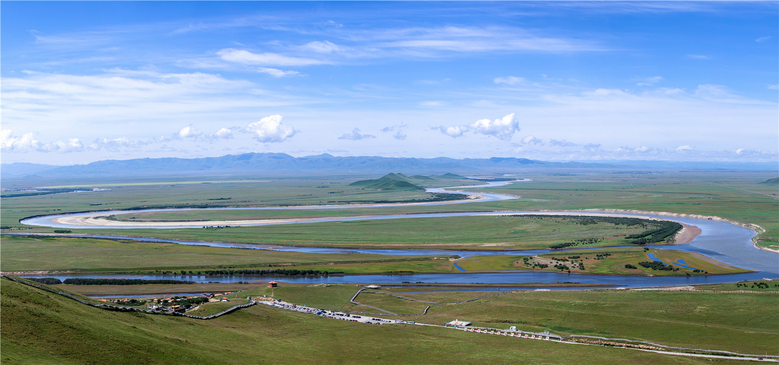 红原大草原,蓝天白云,风吹草低见牛羊!