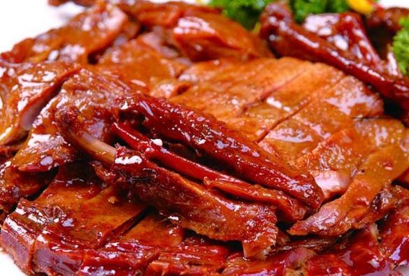 株洲酱板鸭:株洲的一道传统美食,色泽红亮,肉质鲜嫩,味道香辣