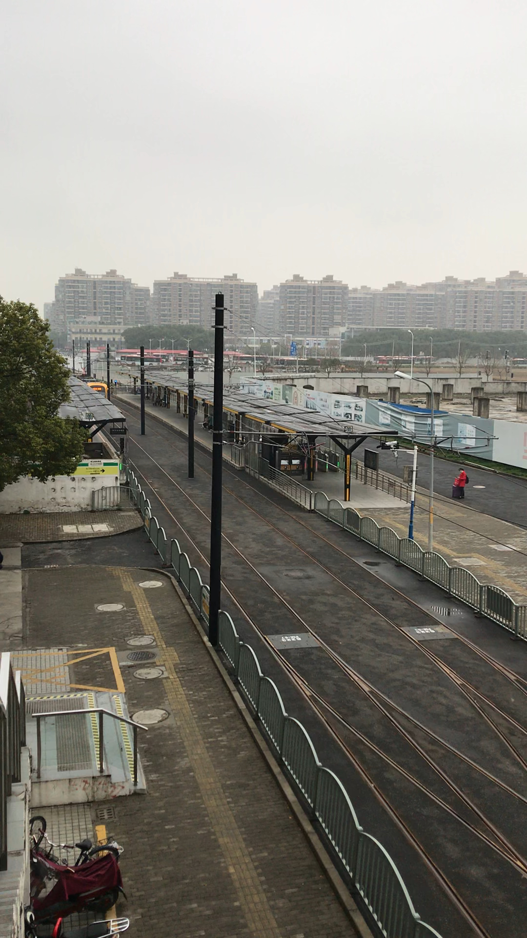 上海街景实拍地铁9号线松江大学城站