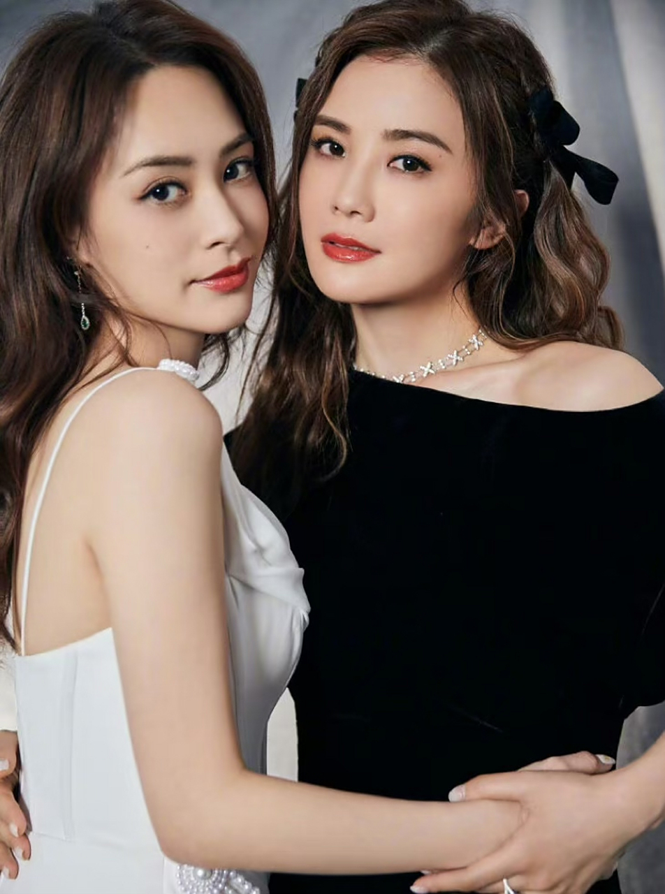 很久不见的twins,最新造型一黑一白姐妹花,还是元气满满,少女感 熟女