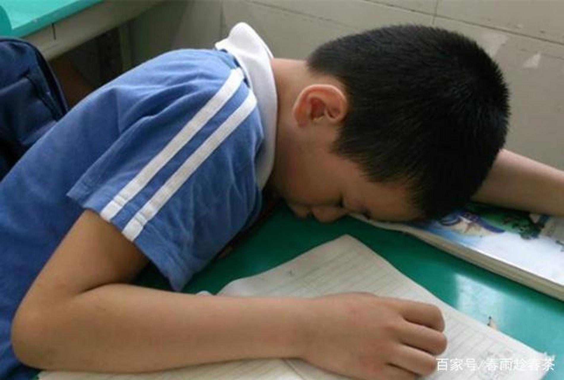 现在的小学生是有多累,上课睡觉老师愣是没有发现,直到课间眼保健操的