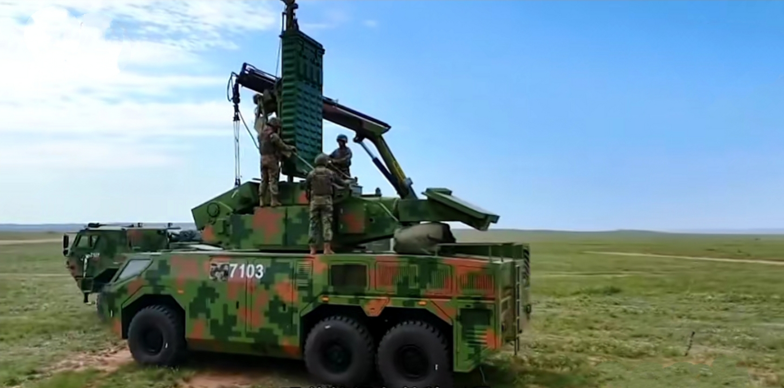 红旗-17a近程防空导弹,采用轮式底盘,有着强大的公路机动能力,它能