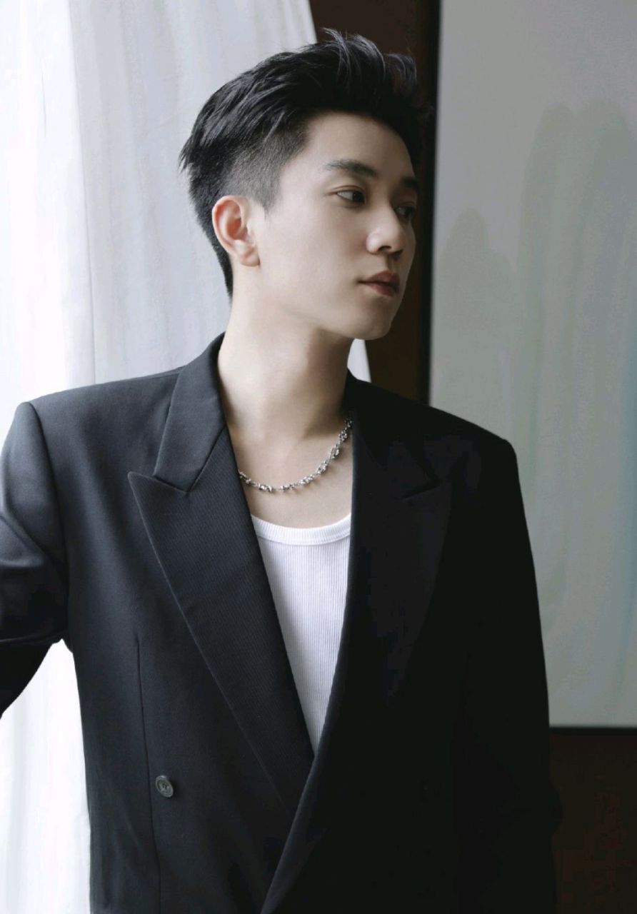 王子奇休闲西装配,经典的黑白配色,很有魅力,背头的发型加上俊朗的