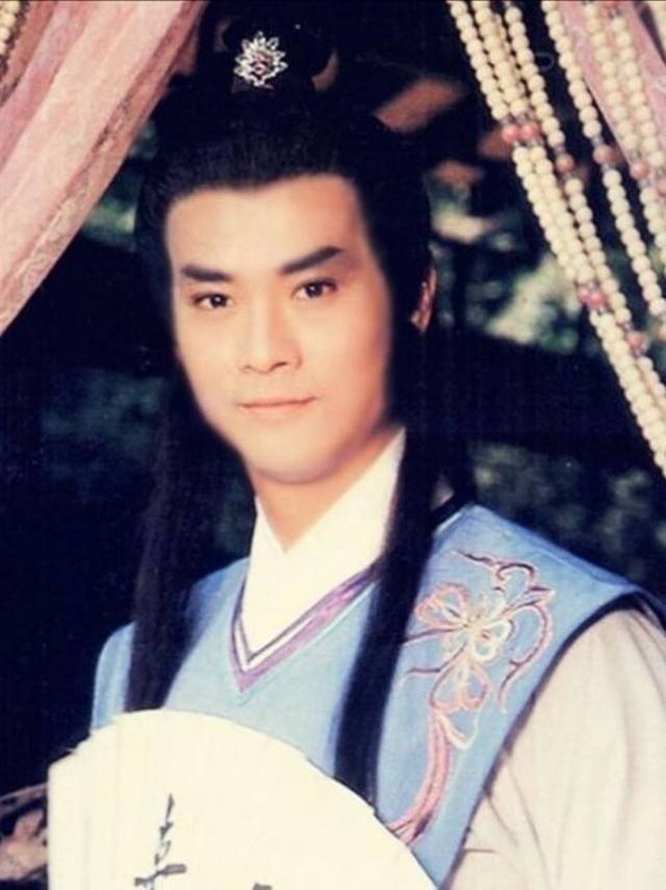分享老照片 图为1979年郑少秋出演《楚留香传奇》时的剧照.