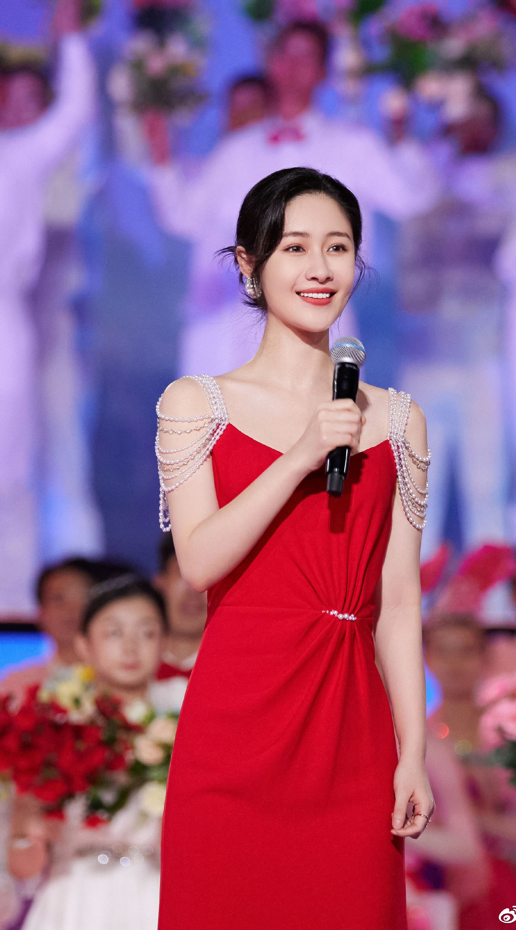 王祖蓝的夫人李亚男和湖南主持人梁田撞衫,你偏爱谁多一点?
