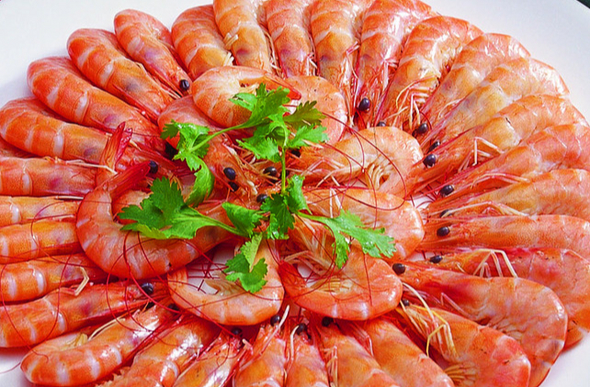 白灼基围虾是一道受欢迎的海鲜菜品,制作方法简单易学,口感鲜美,营养