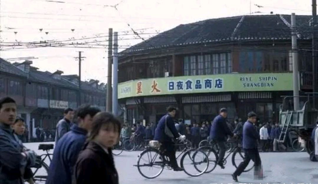 80年代上海的老照片,徐家汇那时还有大片的老民房,你认得吗?