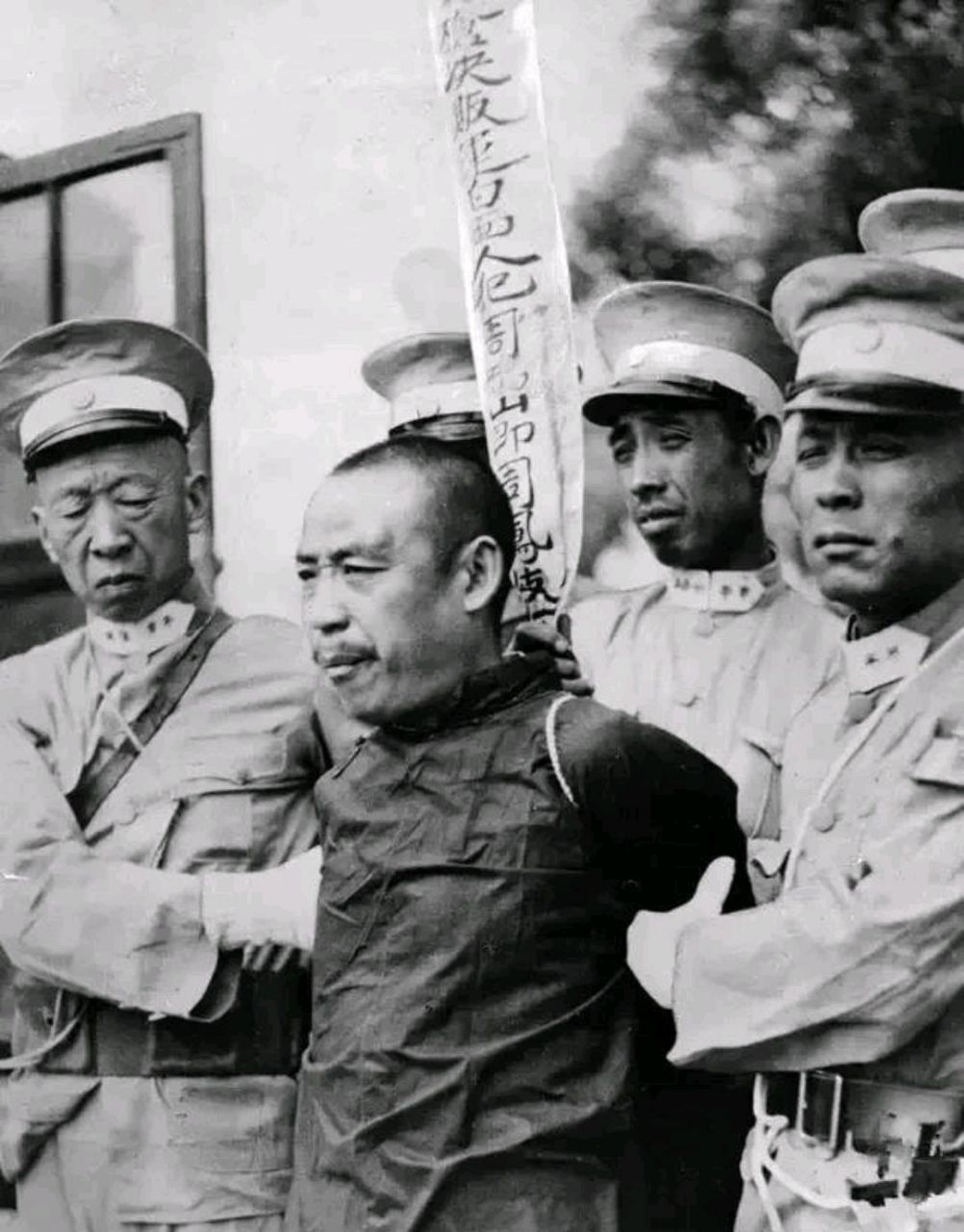 照片拍摄于1936年,背插"亡命牌"的囚犯,被五花大绑着带往刑场执行枪决