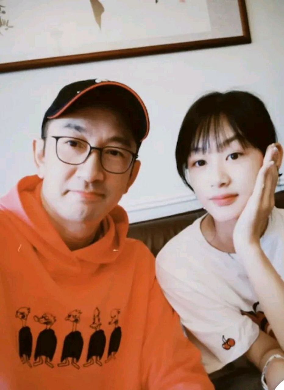 师奶杀手吴启华与前妻石洋子育有一女,虽然吴启华因为工作的缘故,不能