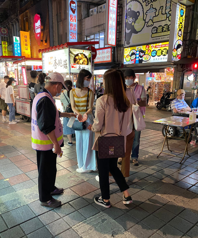 本月,台北的宁夏夜市。台北的生活似乎很正常,尽管到处都能看到口罩、洗手液和体温检测。