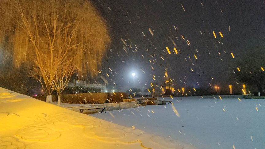 大雪纷飞图片夜景图片
