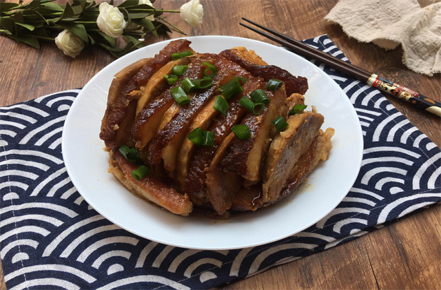 做芋頭扣肉醬汁很重要,軟糯芋頭加醇香扣肉,聽著都要流口水了