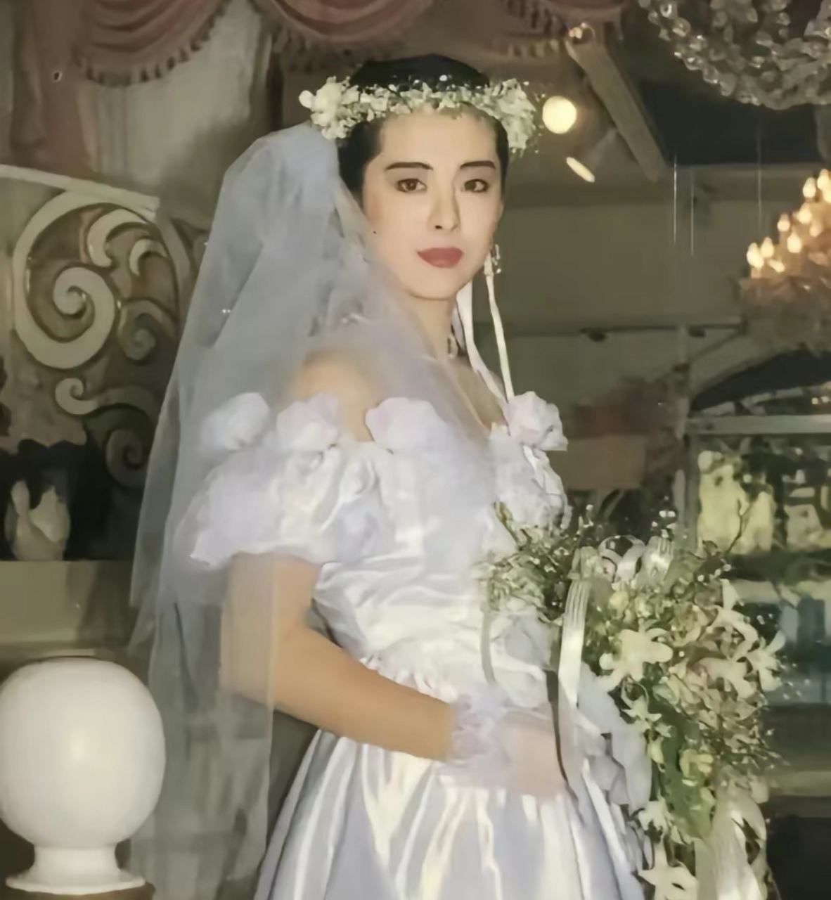王祖贤婚纱造型,确实很灵动,头上戴花环很森系,眉目如画,那个年代的