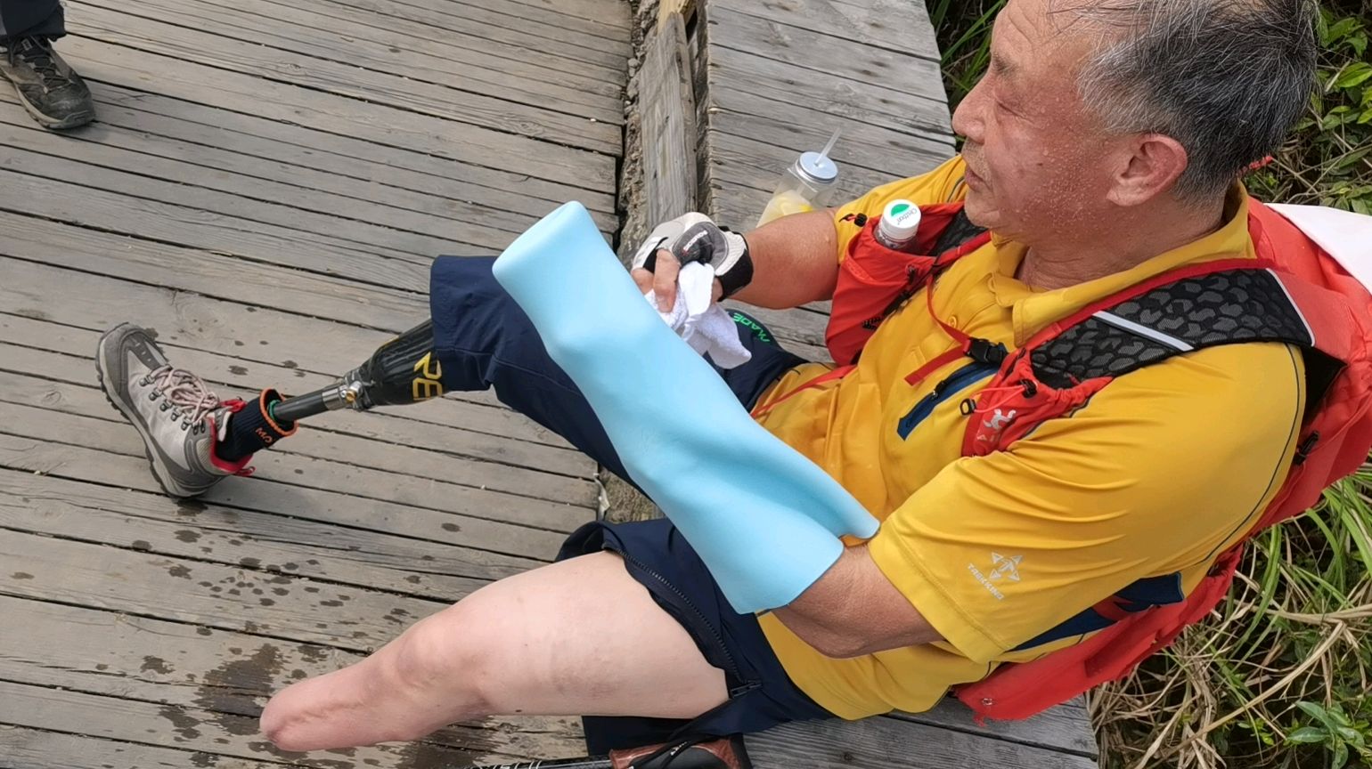 无腿老人夏伯渝登山大雁顶,众多粉丝同行