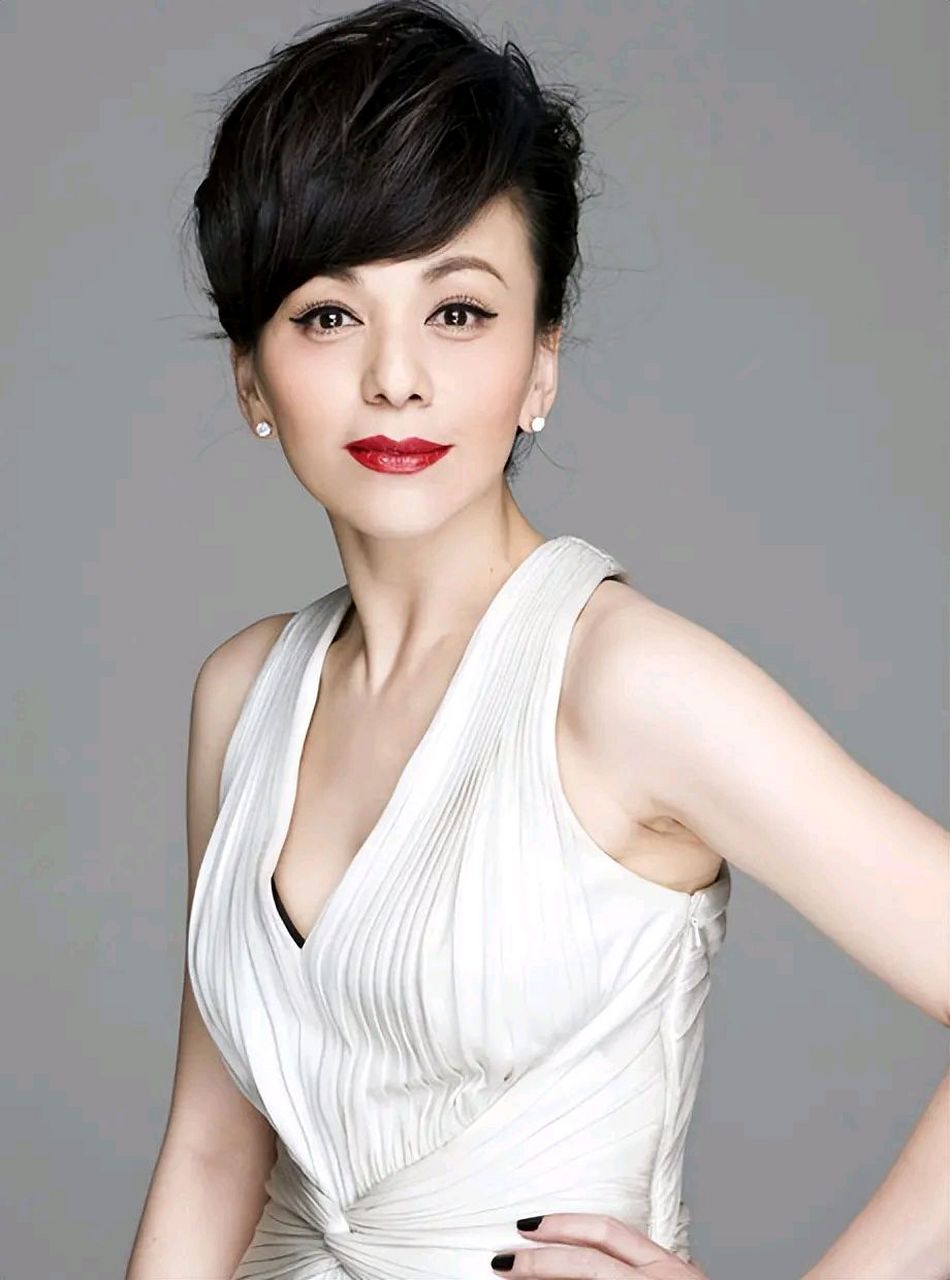 53岁"雪姨"王琳,身材饱满着实性感 53岁的王琳再次向我们证明了年龄并