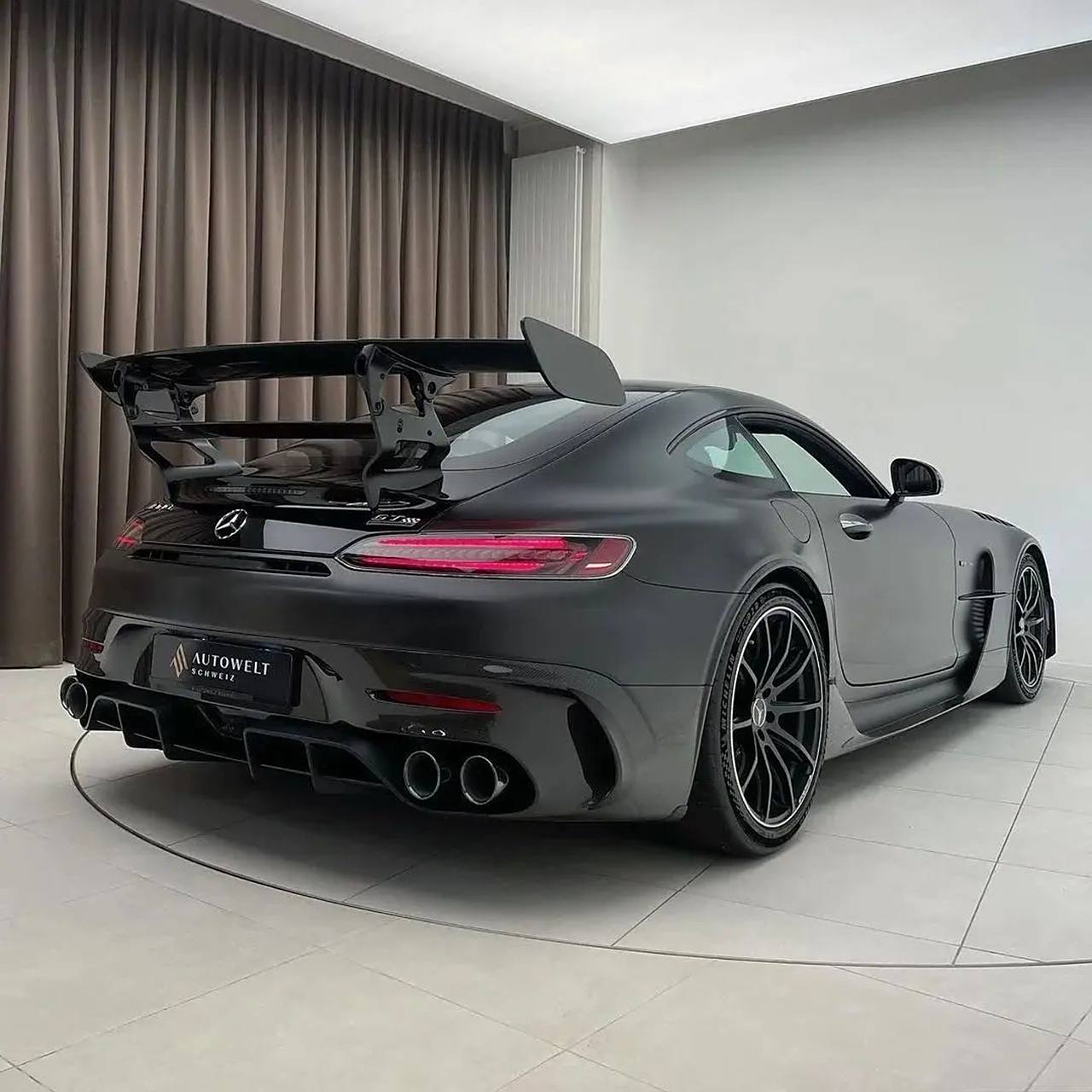 奔驰# amg gtc敞篷跑车,可以说是一个纯粹为塞道而生的跑车,搭载4.