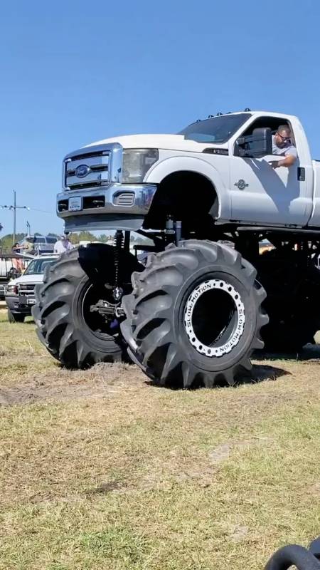 大脚皮卡,这种改装车应该只适合过泥潭吧-度小视