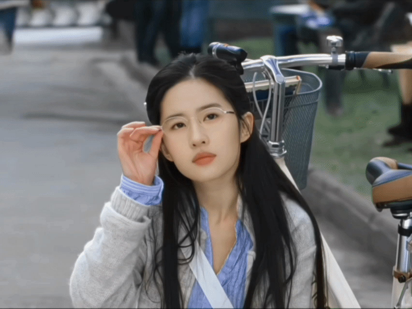 刘亦菲拍《恋爱通告》是纯素颜出镜,只涂了一个唇膏!