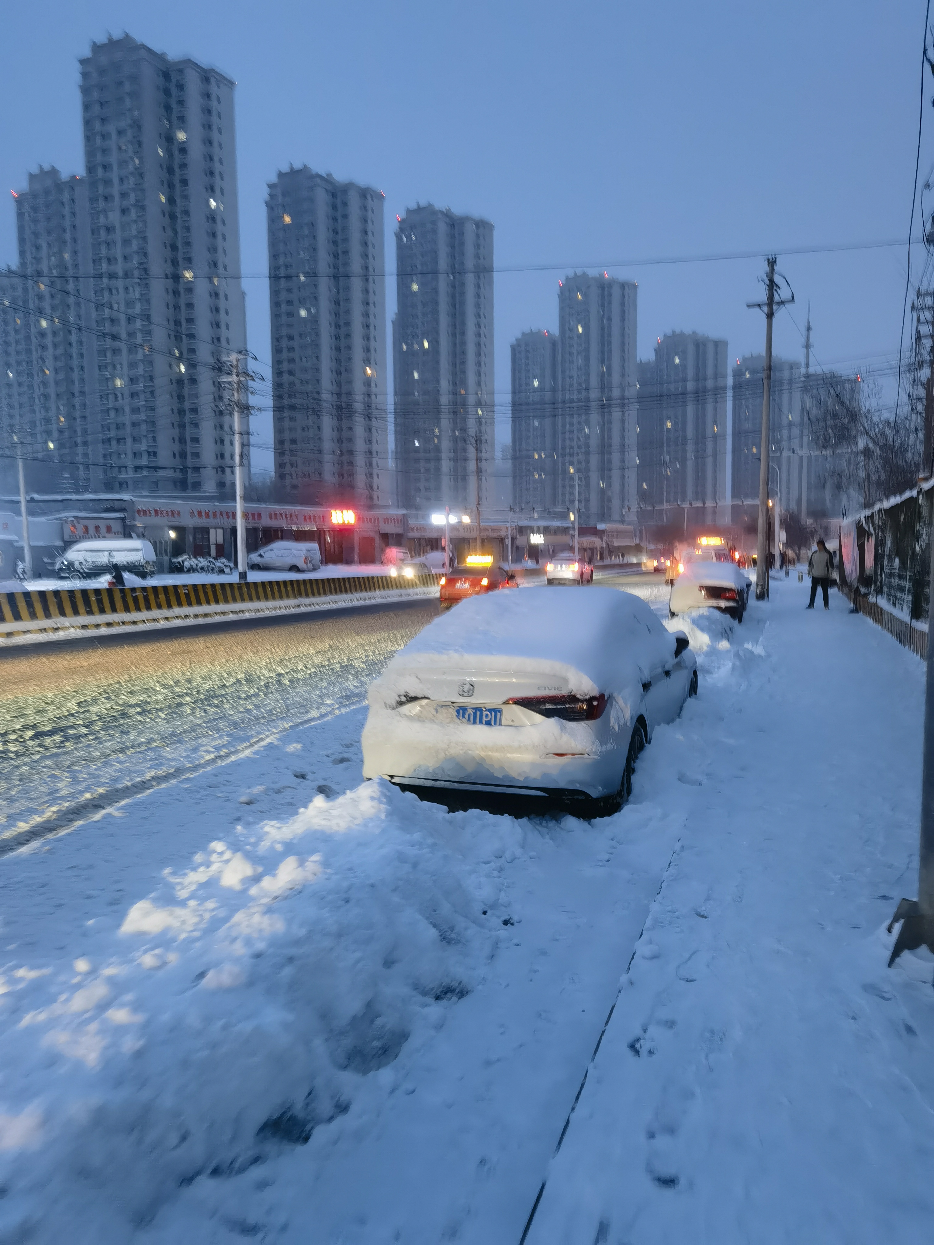 乌鲁木齐夜晚雪景图片图片