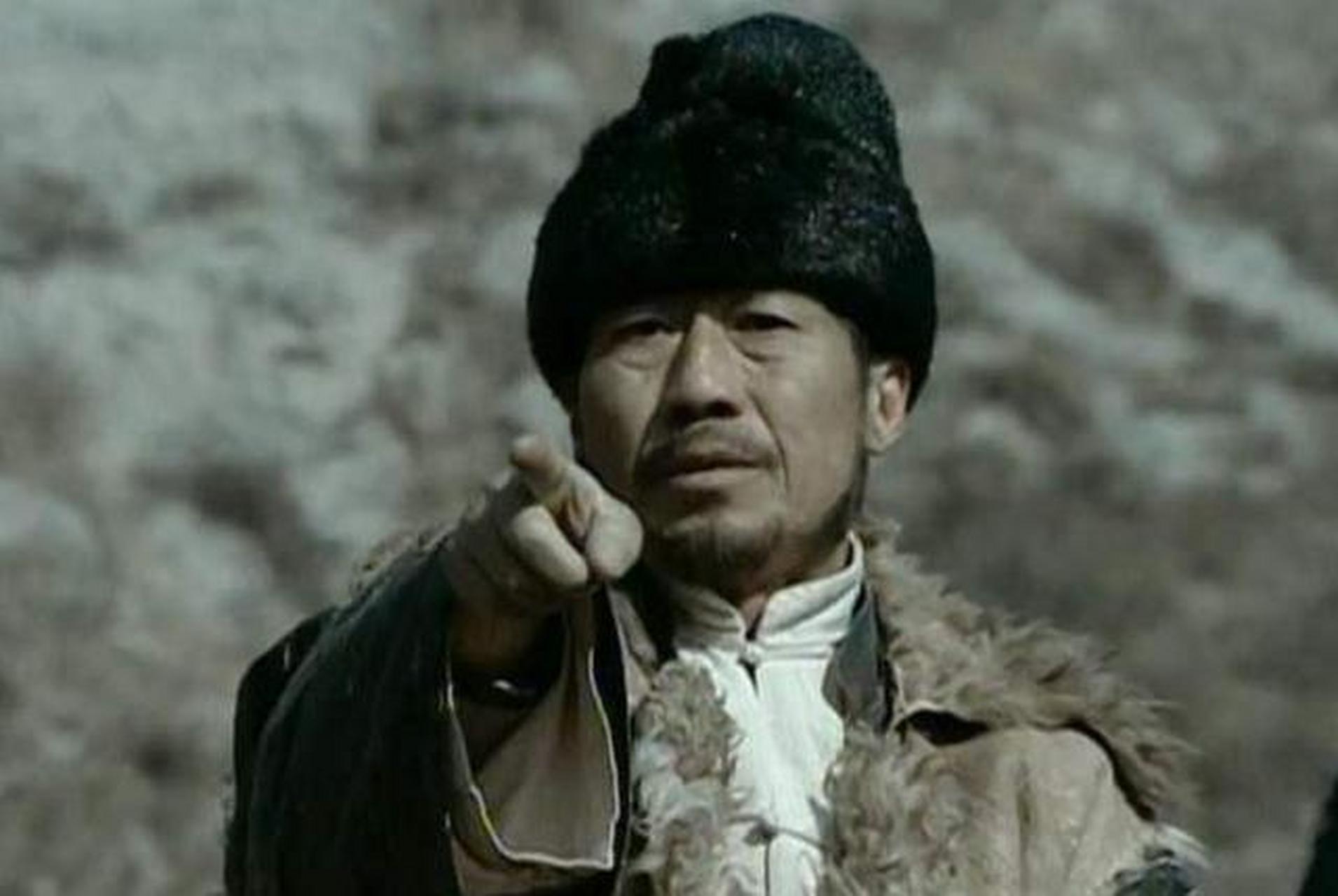在《亮剑》中的土匪头子谢宝庆非常有戏,饰演他的演员名字叫张国荣,这