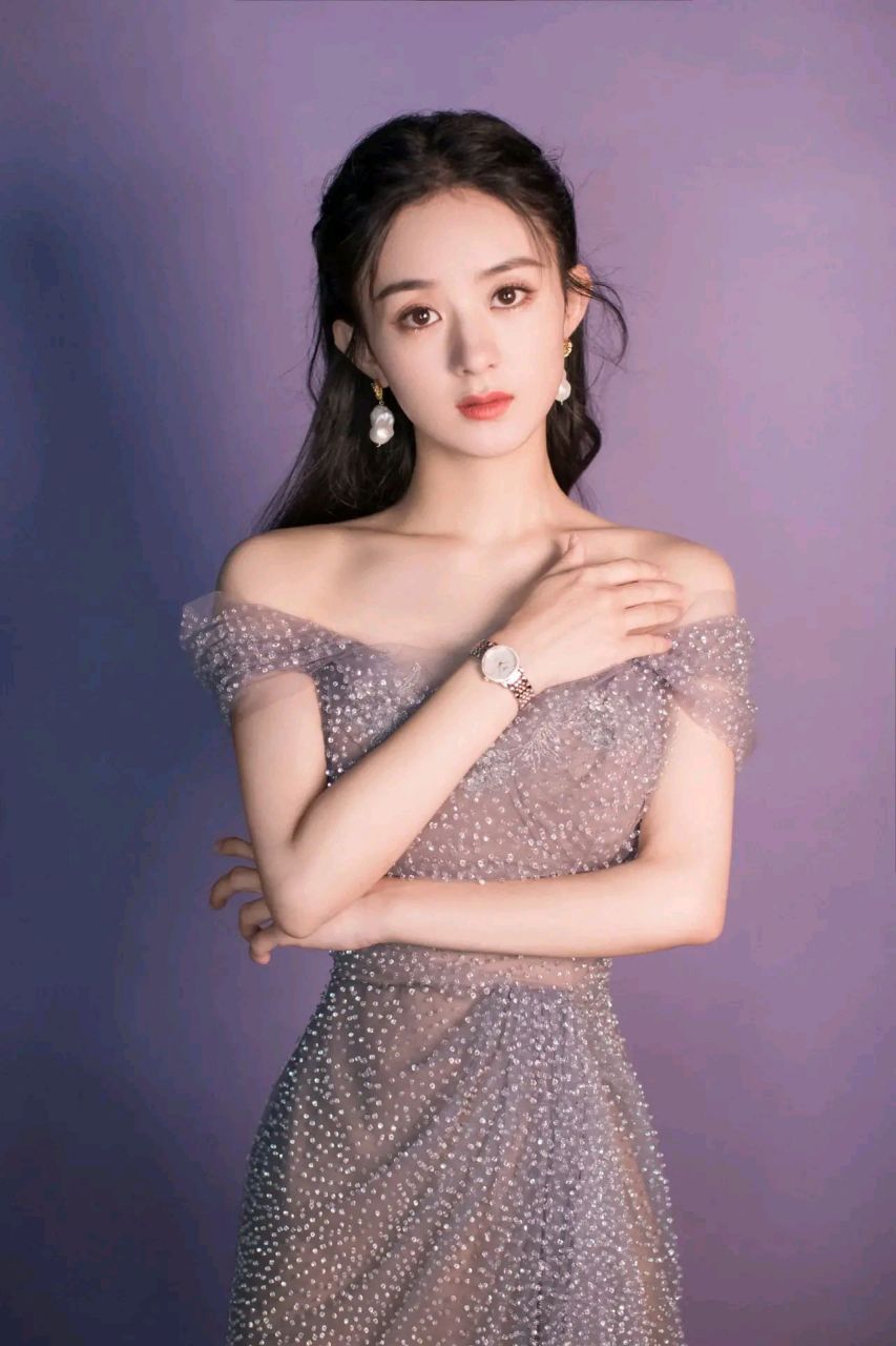 今日赵丽颖在社交平台晒出和儿子想想的合照.