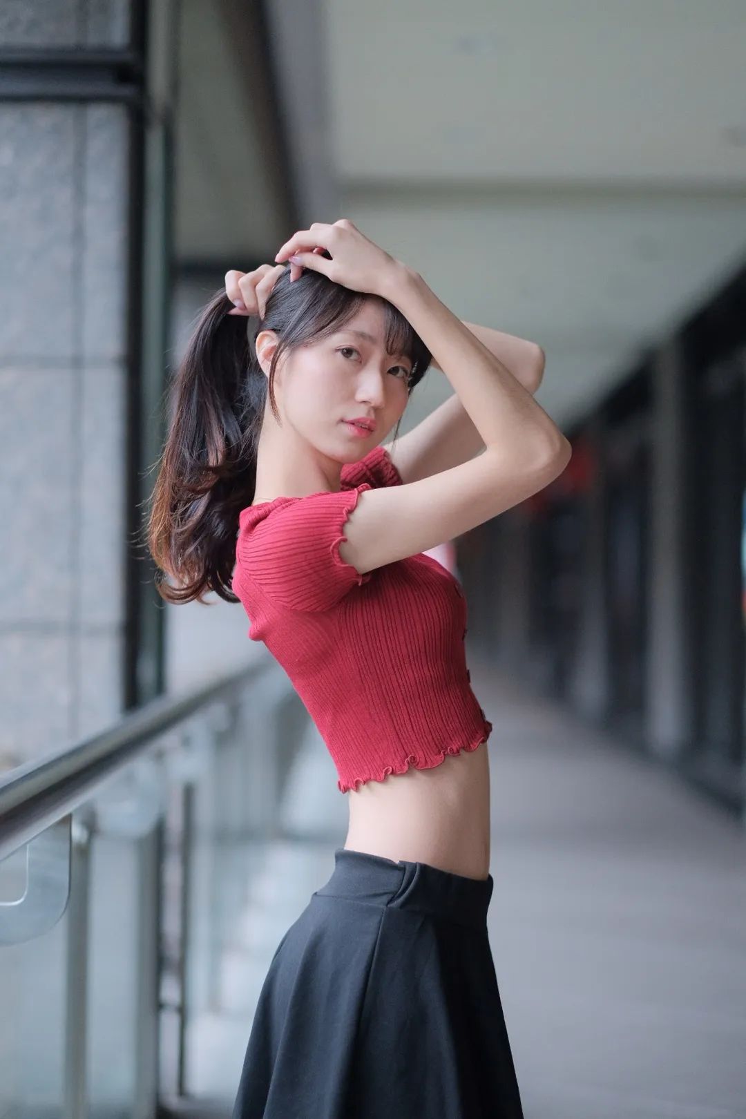 青春靓丽美少女,红色露脐上衣搭配超短裙,美腿高跟吸人眼球