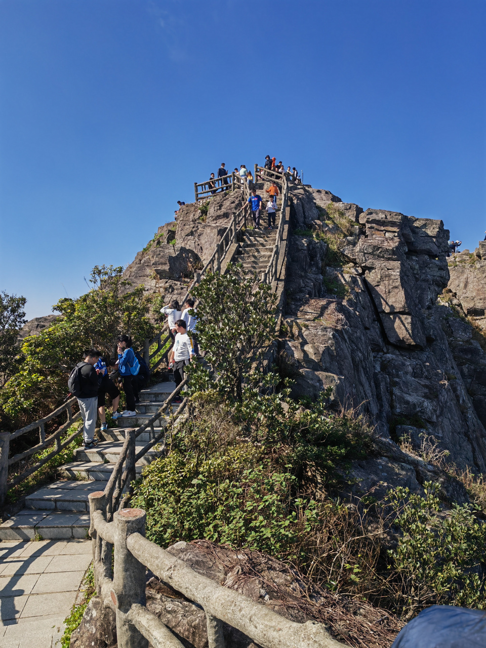 东莞市第一高峰,海拔898米.高山耸峙 山峰险要 挺拔险峻 .