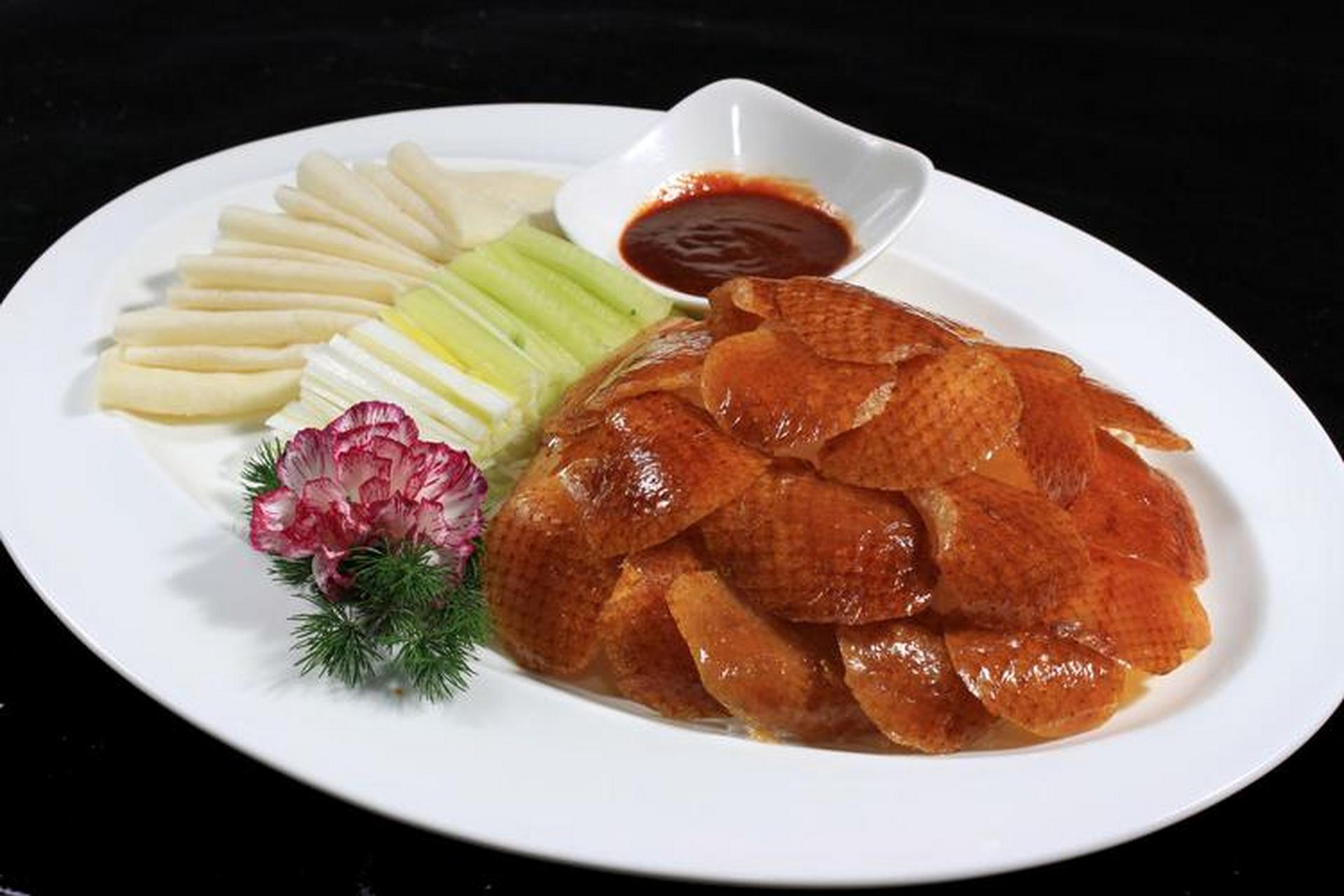 北京的朋友或者说吃过正宗北京烤鸭的朋友,来告诉我一下,一只北京烤鸭
