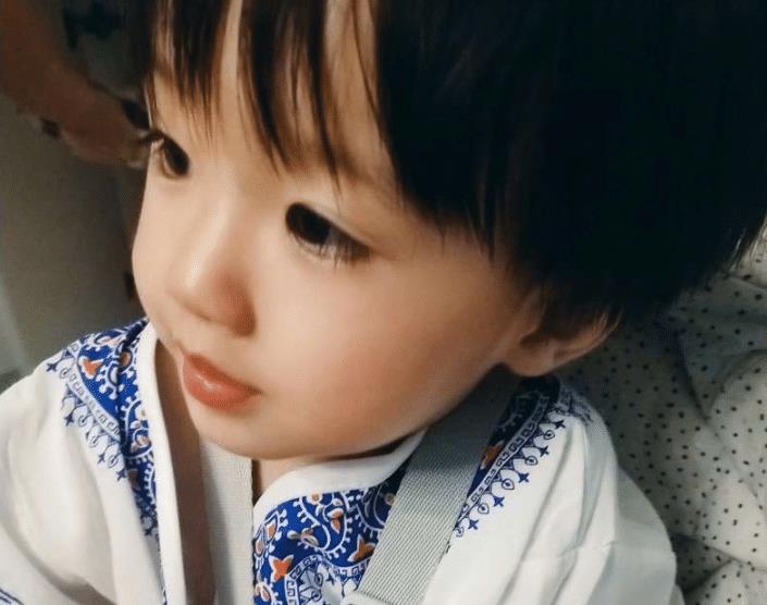 姜潮的儿子丹尼尔长大了,看到他的眼睫毛,我太爱了