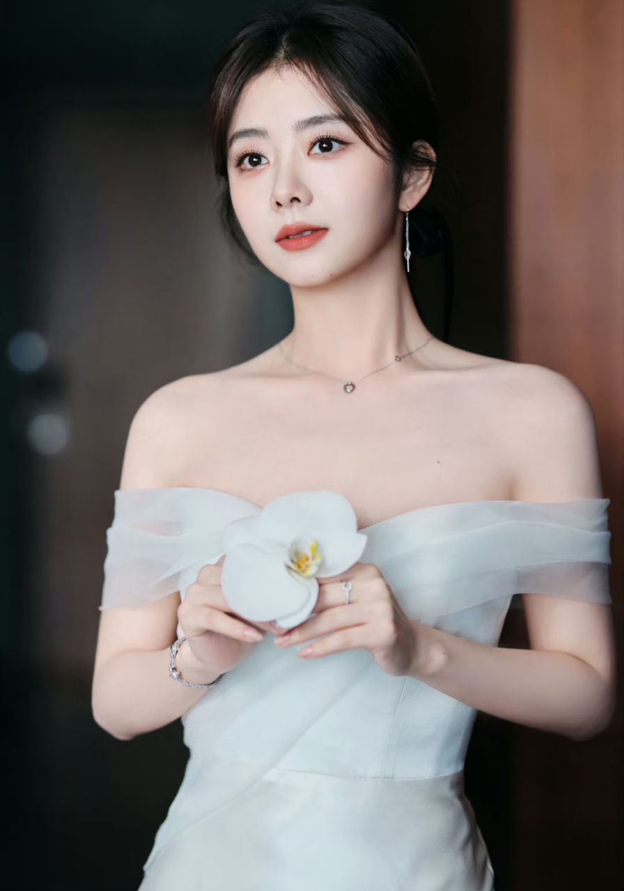 谭松韵白色缎面礼裙,一袭抹胸缎面丝绸白礼裙亮相,谭