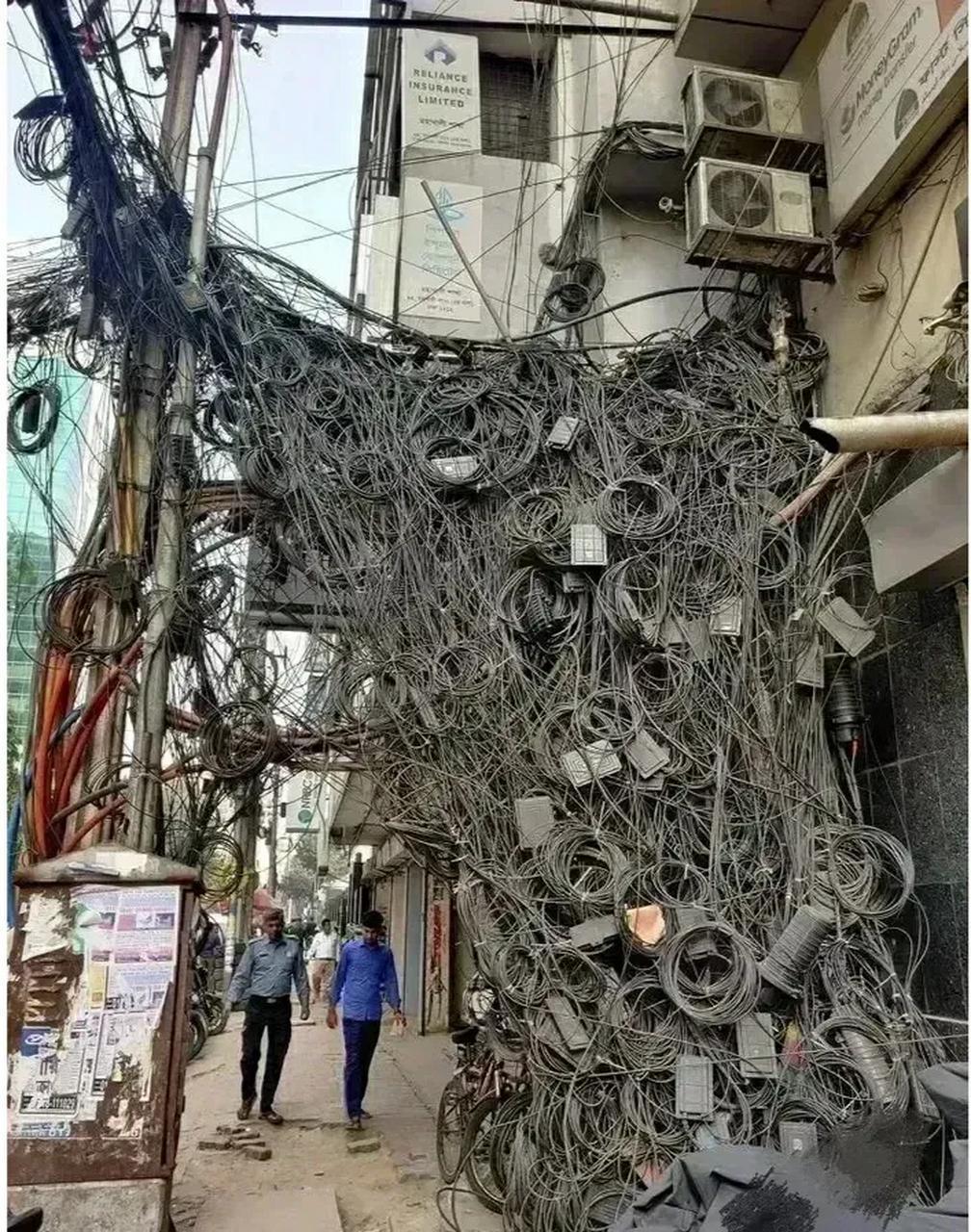 图一是印度的电线,图二是我国有些地区的网线.