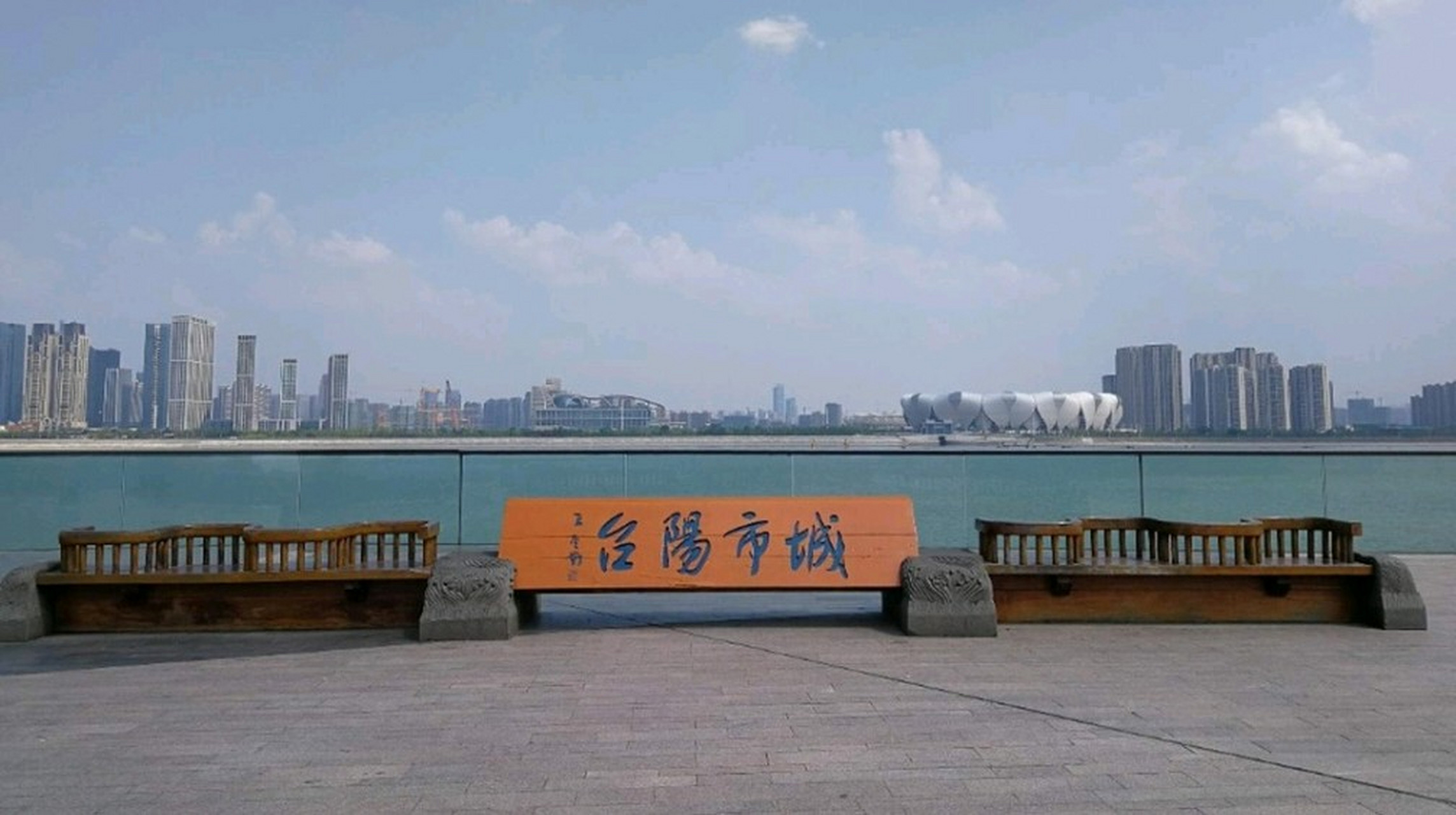 城市阳台是杭州城市的一处美景,它位于市民中心的正对面,临江中轴线上