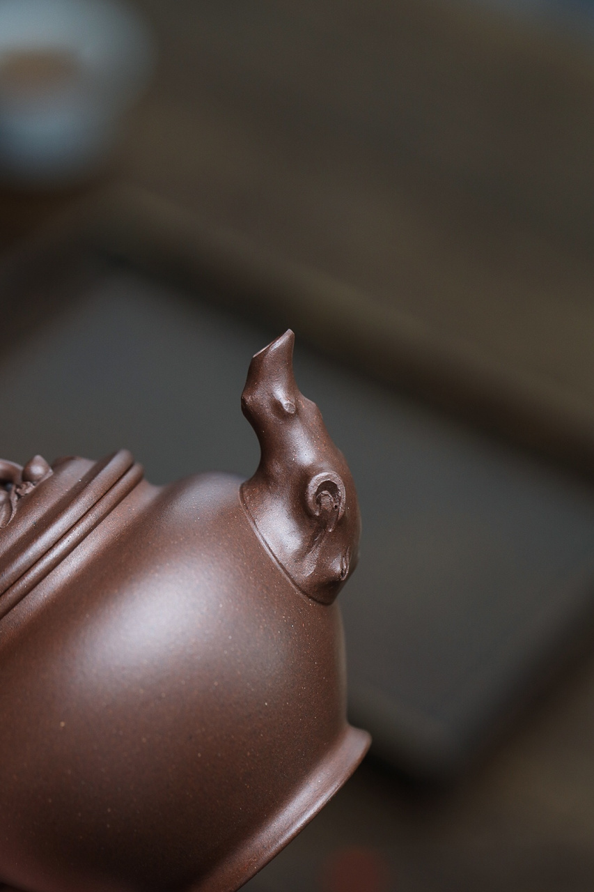 竹报春 原矿老紫泥 竹报春 原矿老紫泥·230cc 此壶以竹报春为题,在