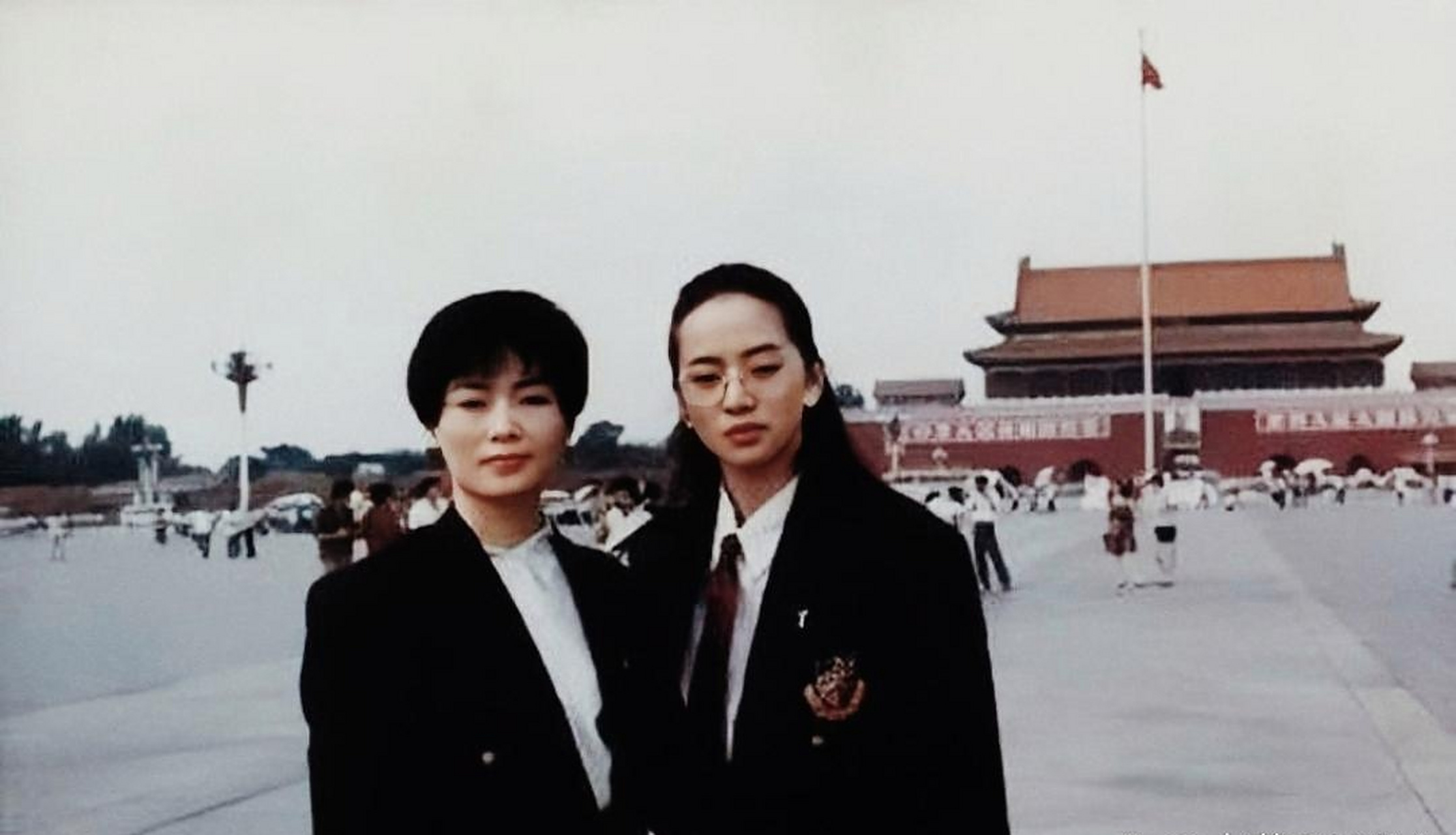 1990年,梅艳芳与姐姐梅爱芳在天安门广场的合影.