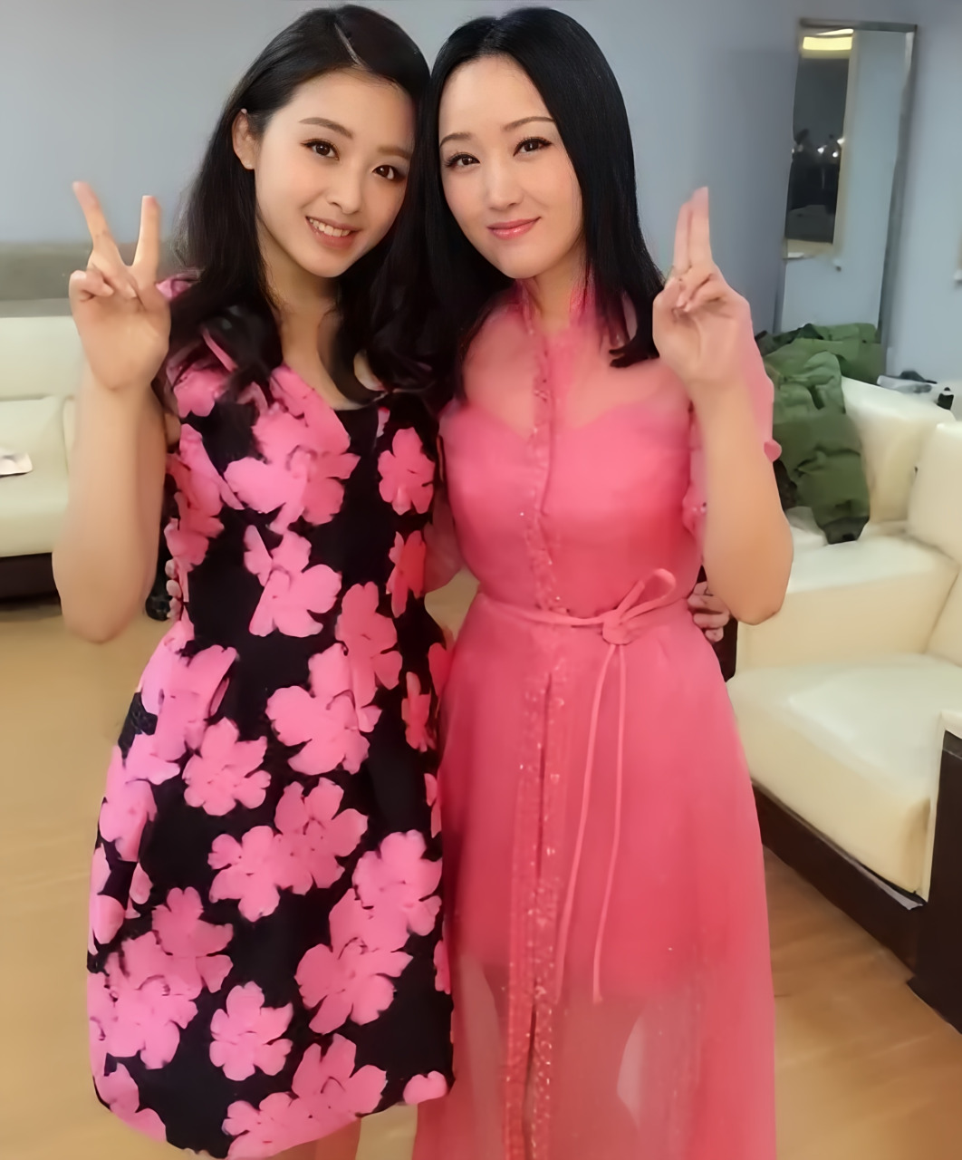 杨钰莹和张含韵同框合影,令人惊叹她们的年龄差异毫不明显.