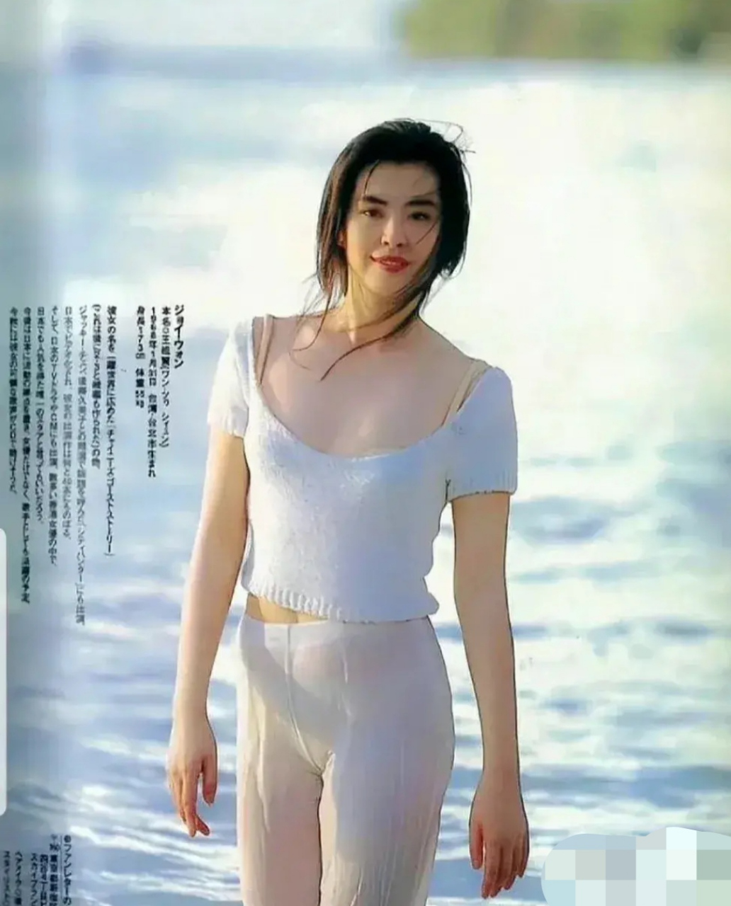 女神王祖贤海边湿身照,小肚子好大,明明四肢都很瘦了,看来女人不管多