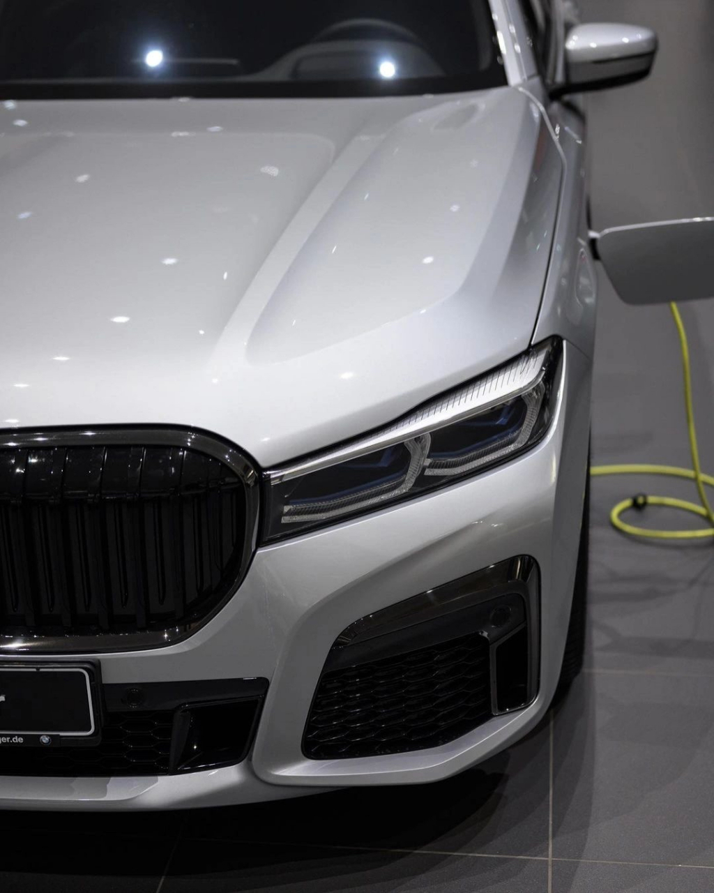 g12宝马7系搭配银色,真的超有质感,m运动套装彰显气质,熏黑处理的中网