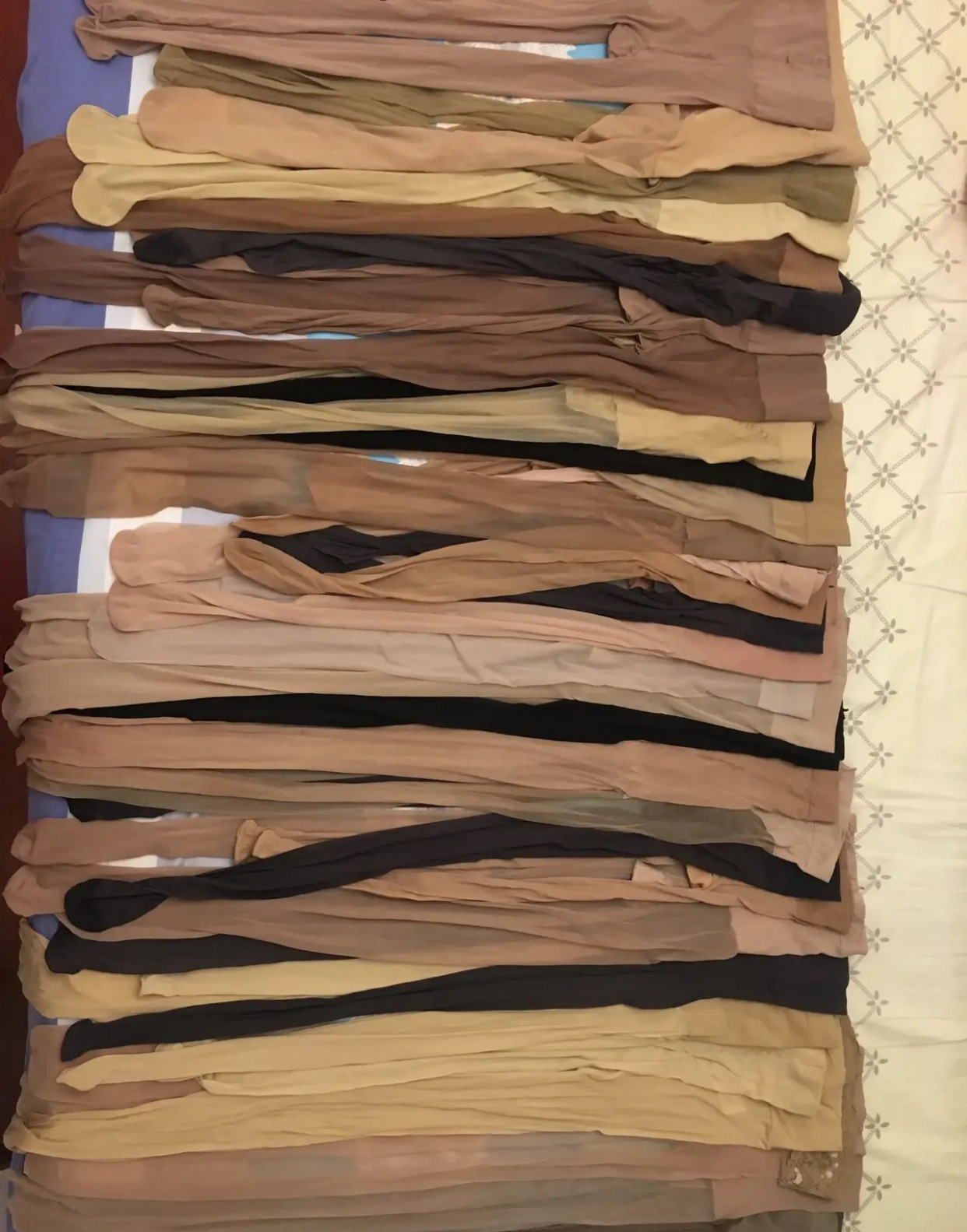 今天整理夏天的衣服,发现居然已经攒了这么多丝袜