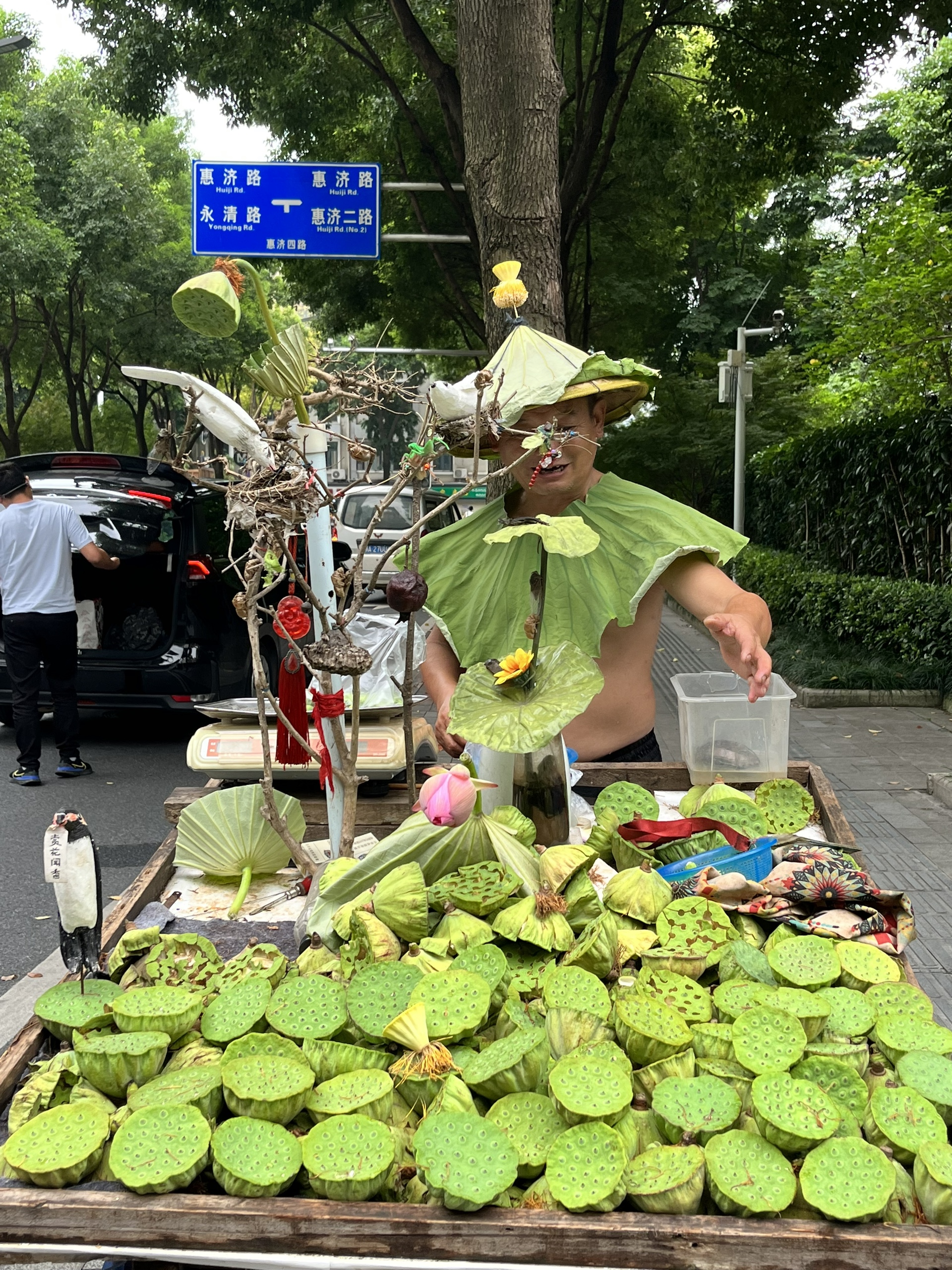 大爷生活中一定是个很有趣的人问他能不能拍照他说每天很多人拍