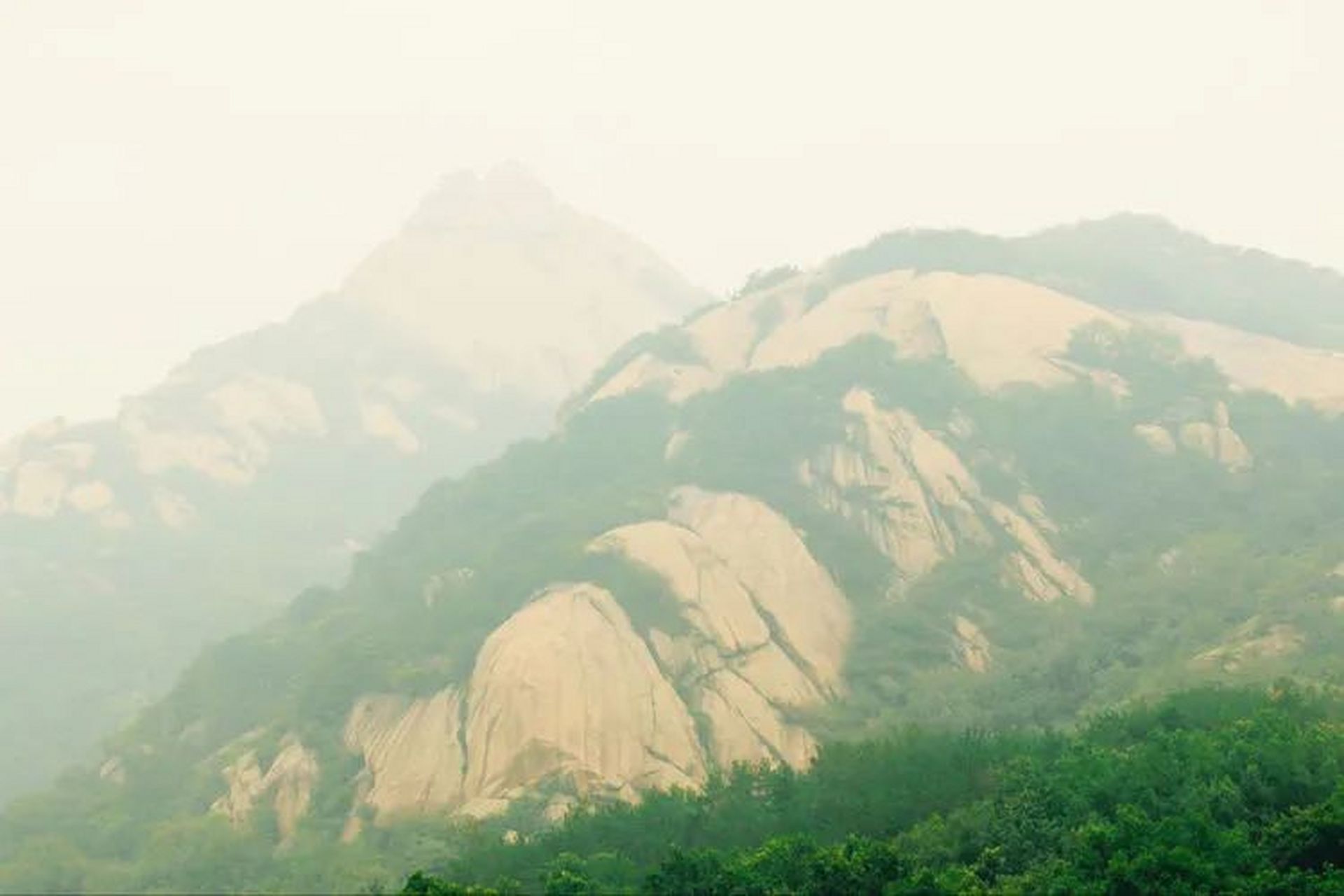 铜山风景区位于河南省驻马店市泌阳县城东30公里处,南依桐柏山,北和伏