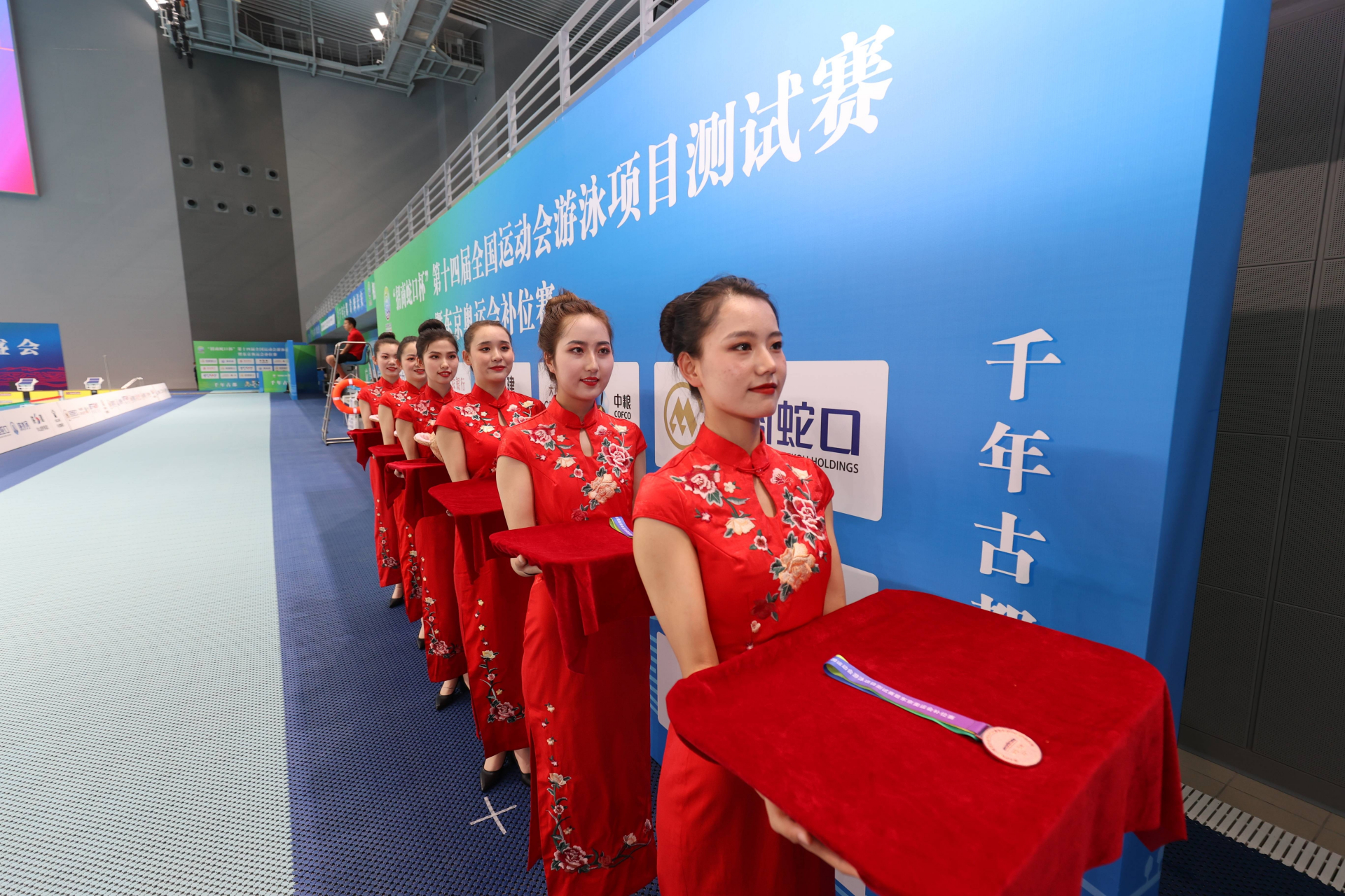 近日,关于2023年奥运会颁奖仪式上的礼仪小姐曝光引发网友热议.