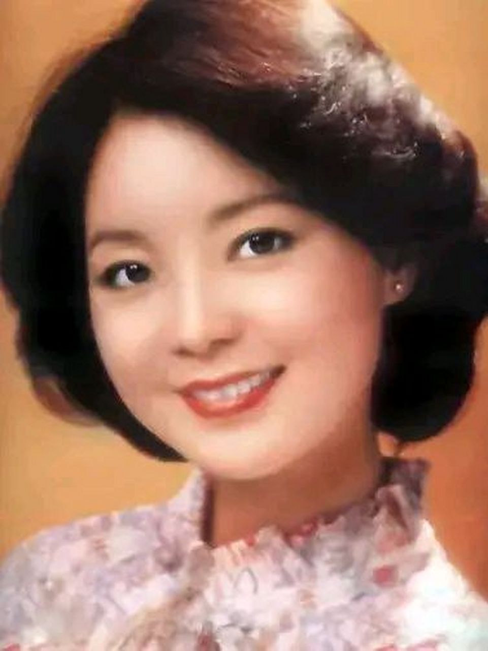 邓丽君她出生在中国台湾云林县褒忠乡田洋村.中国女歌手