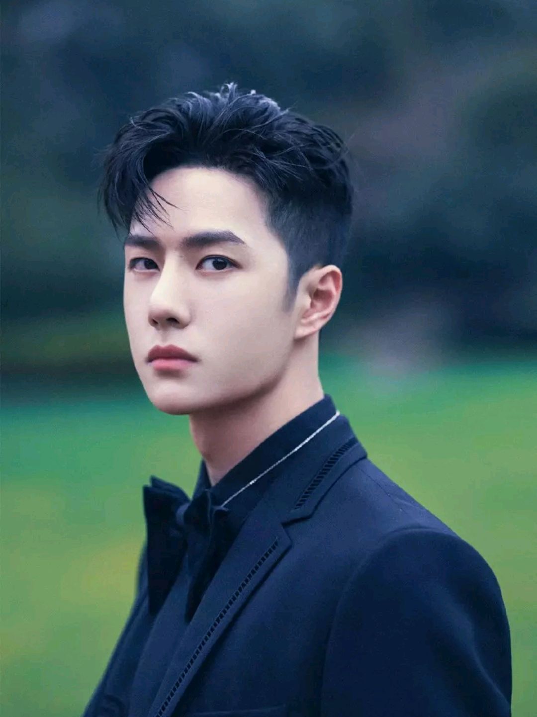 王一博新剧路透造型被嘲,这发际线真的有点太高了,难怪会担心