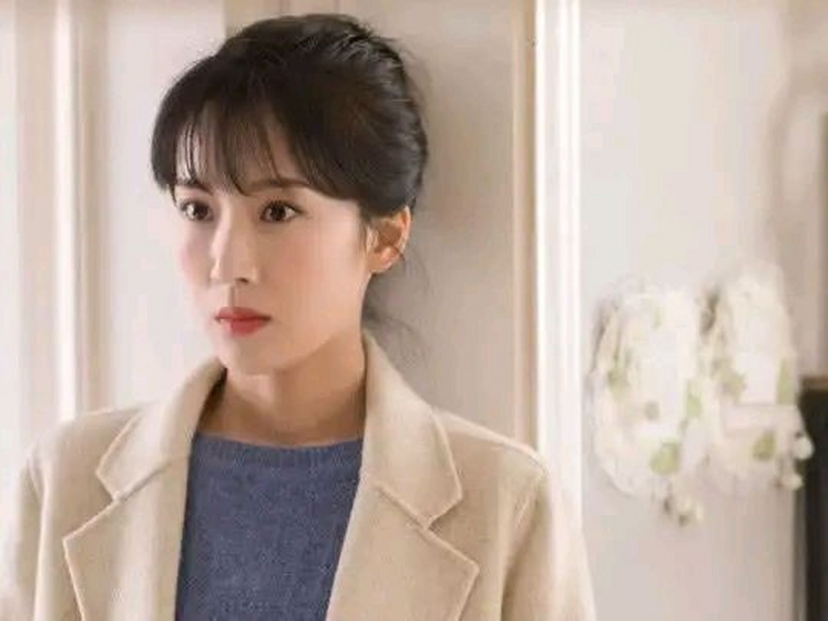 谁知道刚说完这句话,李念一把抱着郭德纲嘴对嘴吻了起来.