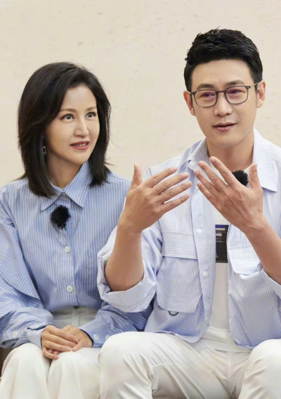 陆毅和老婆穿情侣装录综艺,两口子都是蓝色条纹衫加白裤子,扮相清爽显